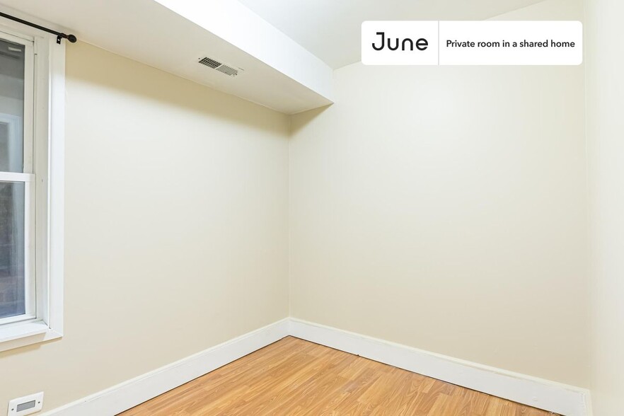 Building Photo - Private bedroom in 3 bed/1 bath Home