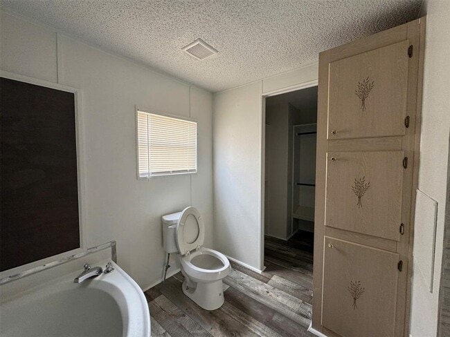 Building Photo - 16206 Wood Dr