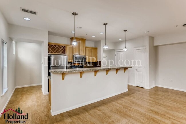 Building Photo - Wonderful 3 Story Condo in Hillsboro!