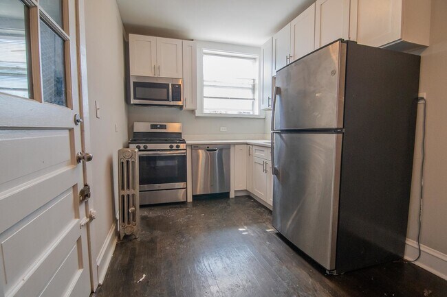 Building Photo - 2445 W Rosemont Ave