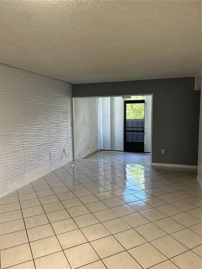 Primary Photo - 9445 Fontainebleau Blvd