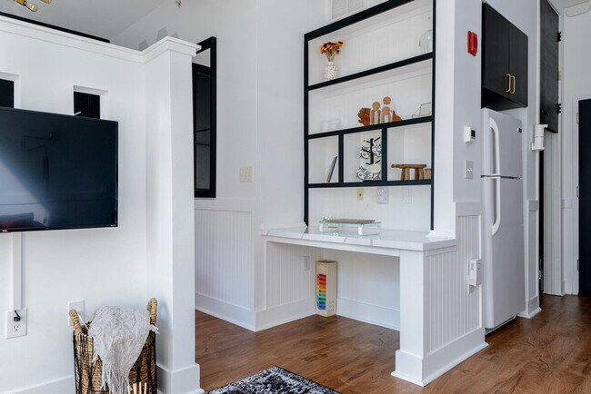 Building Photo - 700 N Graham St