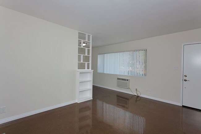 Building Photo - 370 E Badillo St