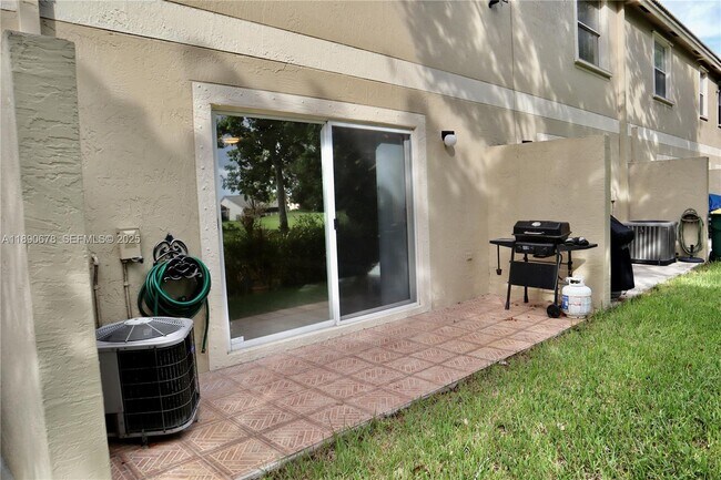 Building Photo - 8656 Southgate Shores Cir