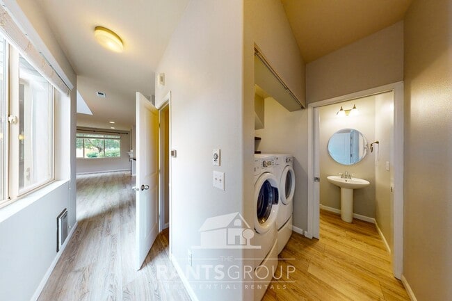 Building Photo - Stylish 3-Bedroom Townhome in Great West Olympia Location