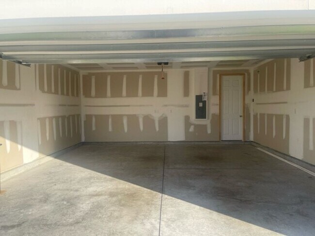 Building Photo - 4BR/ 3BA