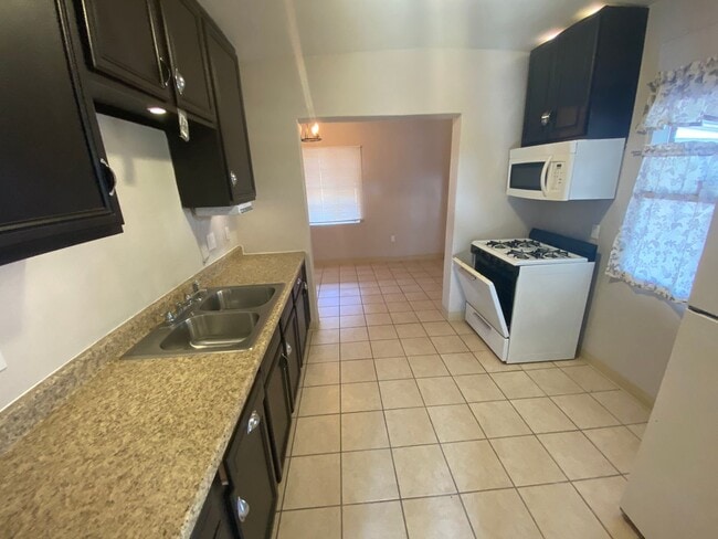 Building Photo - Light-Filled Tucson 2 Bedroom Rental – Mov...