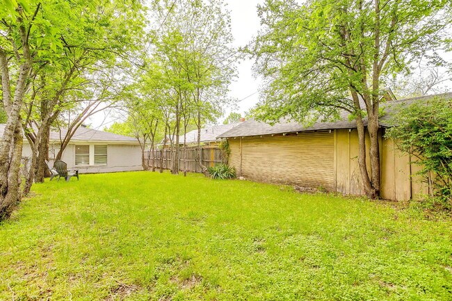 Building Photo - Charming 2-Bed Duplex in Heart of Fort Worth!
