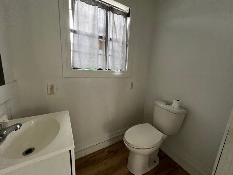 Building Photo - 4734 Wyandotte St