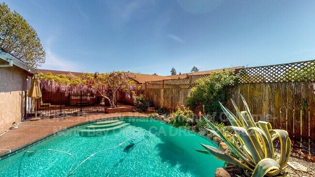 Building Photo - 1321 Berrydale Dr