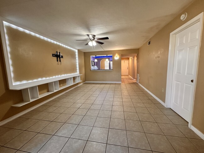 Building Photo - 4310 Santa Barbara Blvd