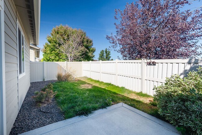 Building Photo - Quiet Centrally located 3 bed 2.5 bathroom