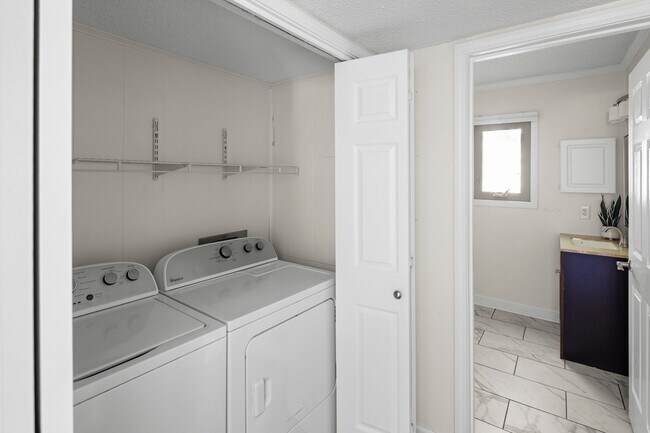 Building Photo - 201 Racquet Club Rd