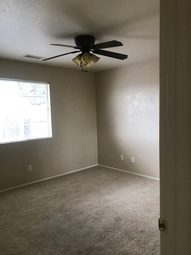 Building Photo - Occupied - 2 Bedroom 1 Bath - Contact Property Pros Property Management