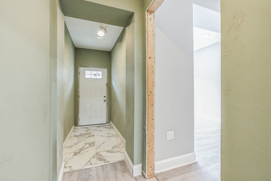Building Photo - 2824 N 22nd St