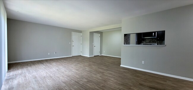 Building Photo - Spacious top floor  2 bedroom 1 bath Apart...