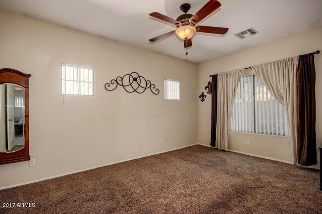 Building Photo - 934 E Madeline Dr