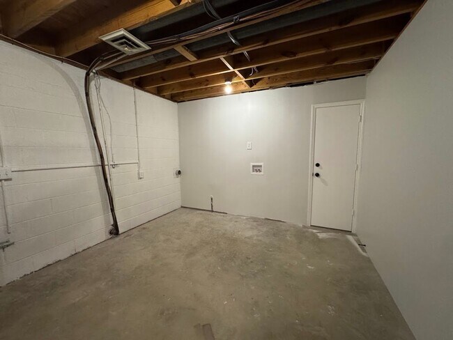 Building Photo - 2205 Hathaway Dr