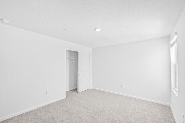 Building Photo - 587 Salisbury Cir