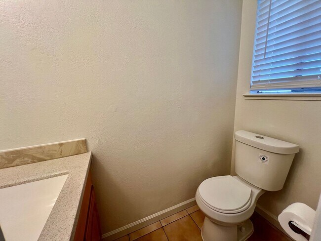 Building Photo - Duplex available in Little Saigon!