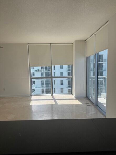 Building Photo - 1060 Brickell Ave