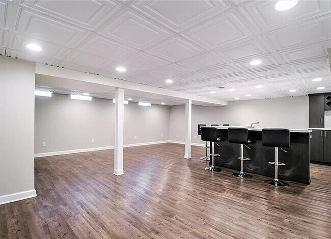 Building Photo - EXQUISITE Hillside Home