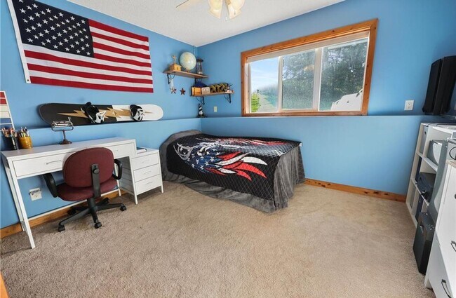 Building Photo - 4 Bedroom Townhome