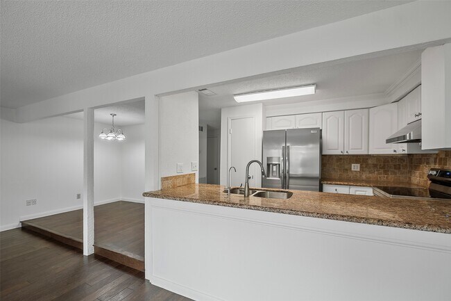 Building Photo - 2387 Crescent Park Dr
