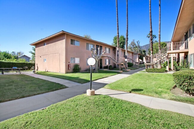 Building Photo - Beautiful 2 bedroom 1 Bath Unit