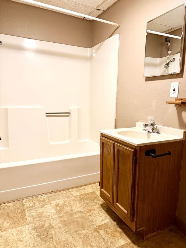 Building Photo - Cozy and conveniently located 1 bedroom, 1 bathroom first-floor apartment with a private entrance!