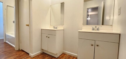 Building Photo - Spacious Renovated Townhome Near Highways & Lambert Airport