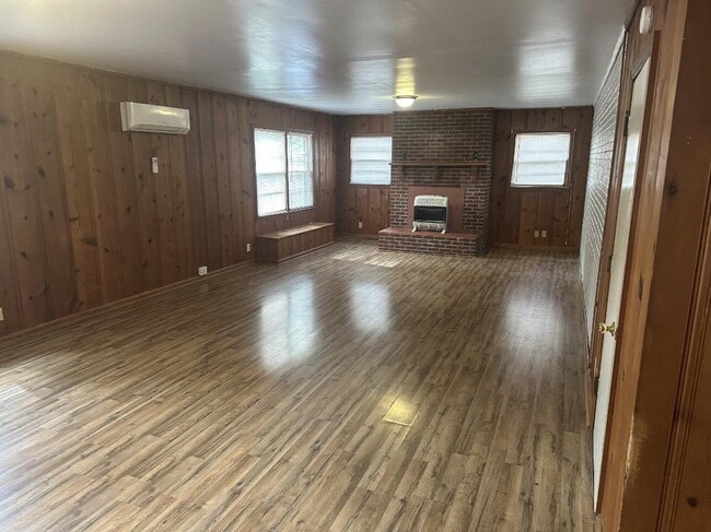 Building Photo - "Charming 3-Bedroom 1.5- Bath with Spaciou...