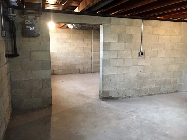 Building Photo - **3-BEDROOM/2-BATH RANCH W/ 2-CAR GARAGE!**