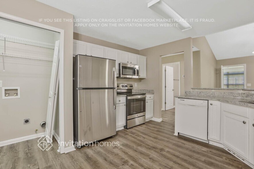 Building Photo - 2613 Lake Park Bend