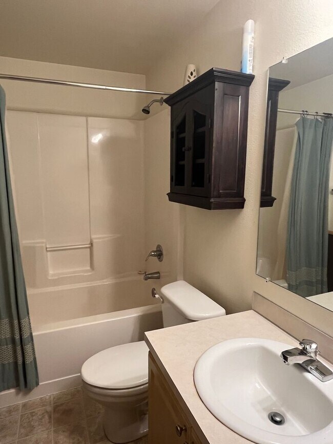 Building Photo - Large 3 bed/2 bath single family home