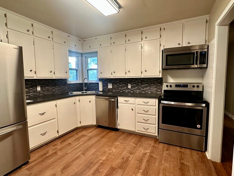 Building Photo - 1316 Eastview Dr