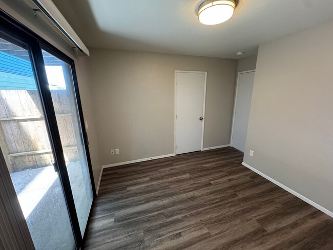 Building Photo - 606 8th St