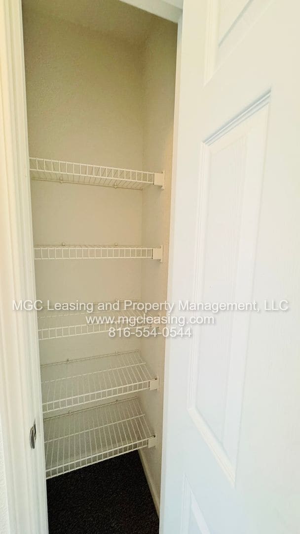 Building Photo - 3 bedroom Duplex with unique floor plan for rent in the Northland