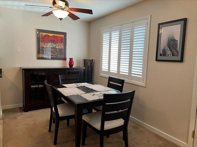 Building Photo - Furnished 2 bed/1 bath Apartment in Long Beach/All utilities Included