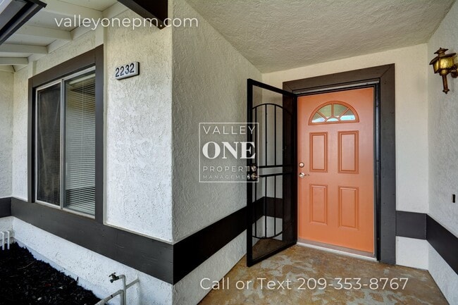 Building Photo - 2232 Ridgeway Dr