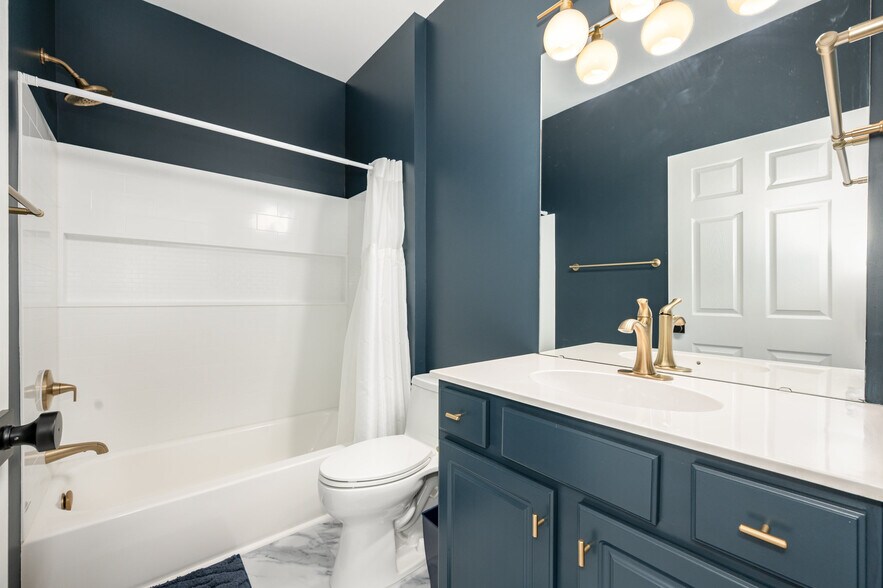 Guest Bathroom - 3276 Margellina Dr