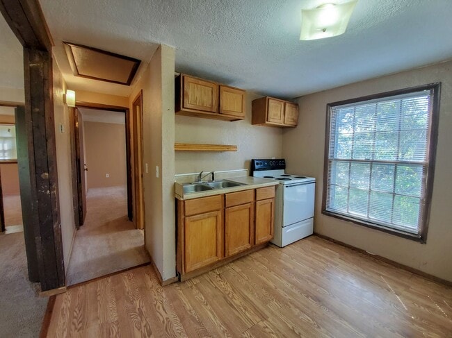 Building Photo - 2 Bedroom Apartment style home in Tecumseh
