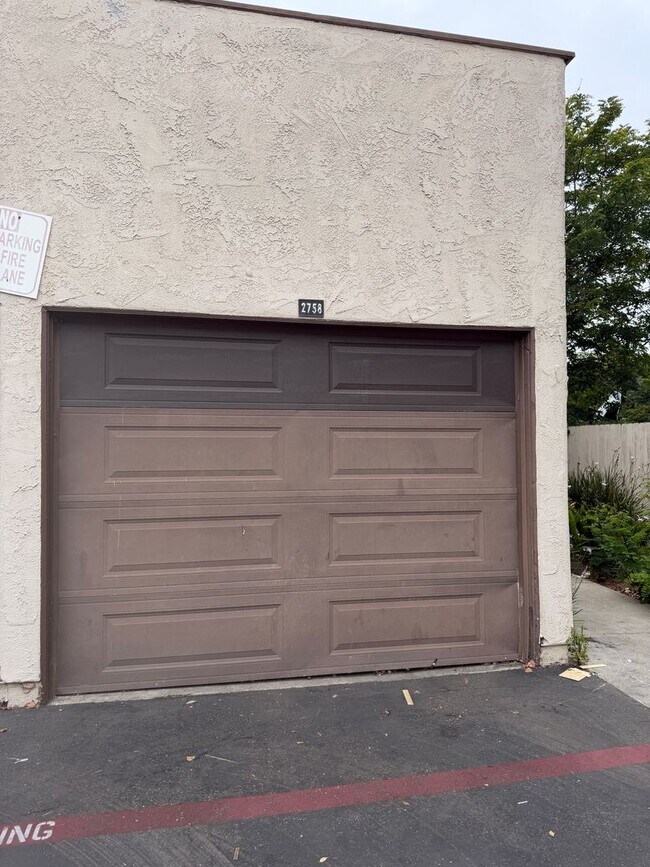 Building Photo - 2758 Bolker Dr