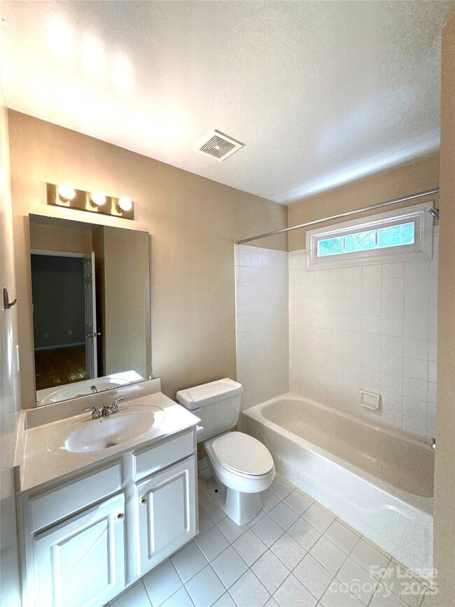 Building Photo - 1928 Dearmon Dr