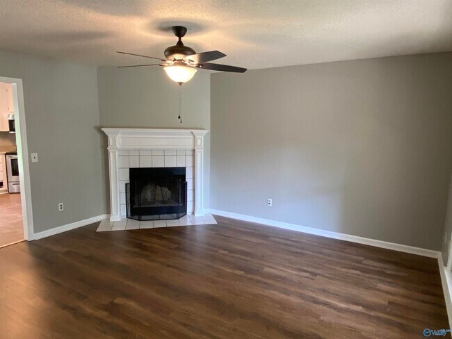 Building Photo - 208 Shadowbrook Ln NE