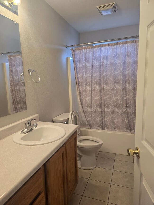 Building Photo - Beautiful 3 bed 2 bath