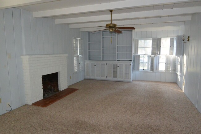 Building Photo - Cute Home in Beverly Glen Area
