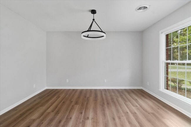 Building Photo - 204 Lake Cir Dr