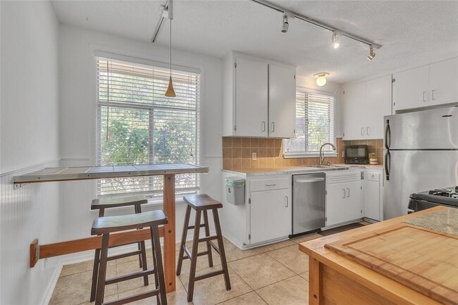 Building Photo - 1302 Ludlow Terrace