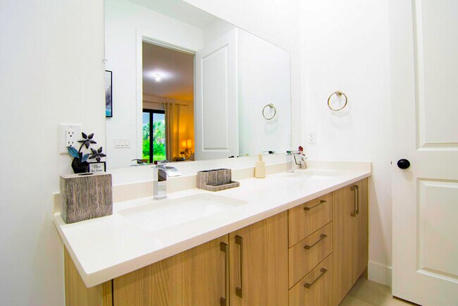 Building Photo - 15245 Brainbridge Cir